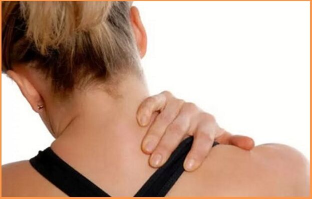 Dzemdes kakla osteohondroze izpaužas ar sāpēm un stīvumu kaklā. 