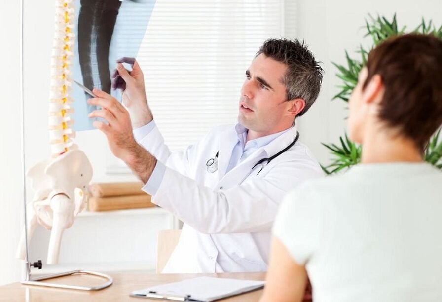 ārsts pārbauda rentgenu, lai diagnosticētu krūšu kurvja osteohondrozi